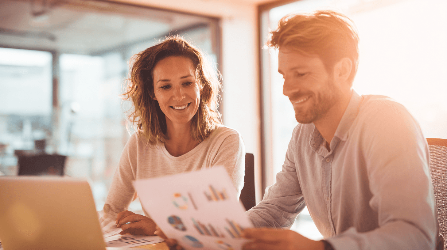 HR-Analystin prüft ein Balkendiagramm mit zwei Datenreihen zum Berechnen des Gender Pay Gap im Unternehmen